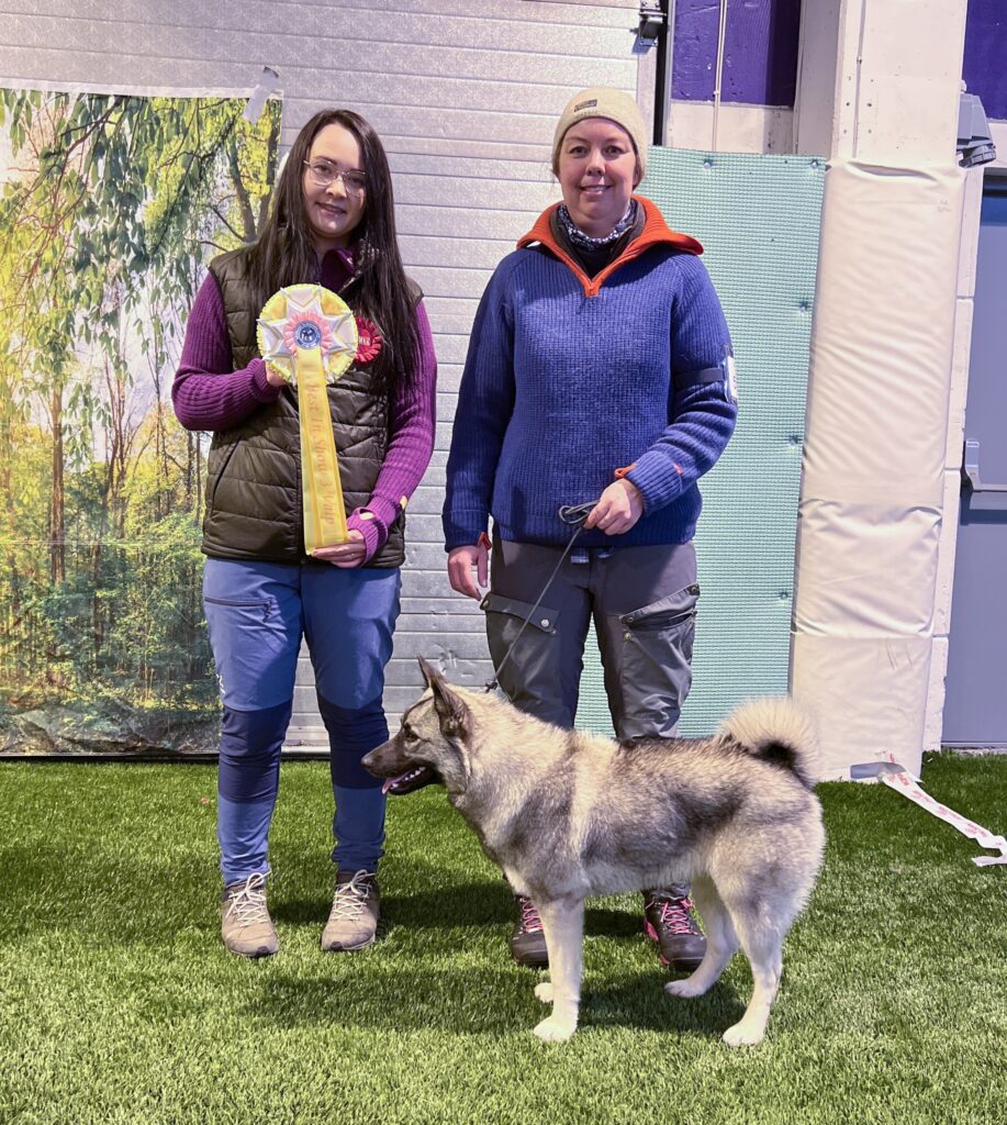 Kan være et bilde av 2 personer, hund og tekst