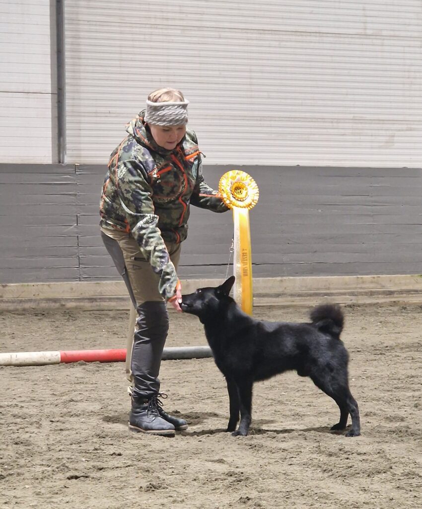 Kan være et bilde av 1 person og hund